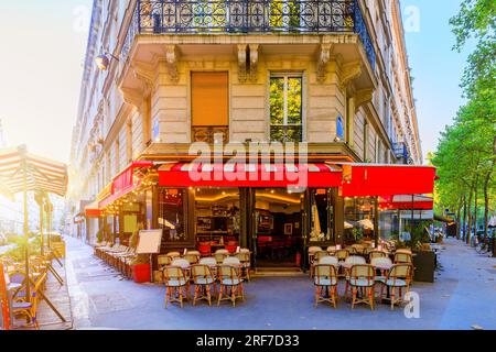 Paris, France. Rue parisienne avec tables d'une brasserie (restaurant). Banque D'Images