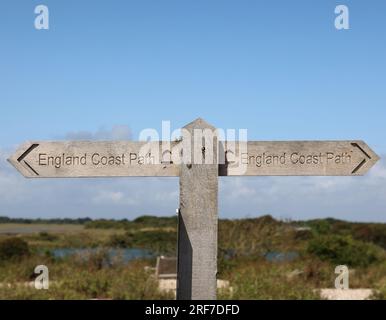 Gros plan d'un panneau à deux directions indiquant le chemin de la côte de l'Angleterre vu à l'extérieur au Royaume-Uni. Banque D'Images