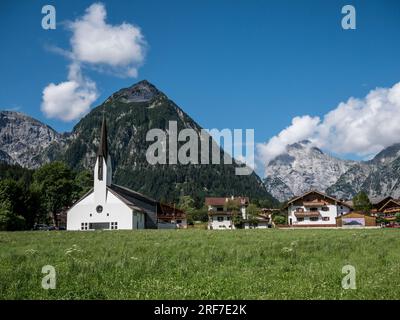 Scène colorée regardant à travers la prairie à l'église Dreifaltigkeitskirche dans la station balnéaire de Pertisau sur la rive du lac Achensee Banque D'Images