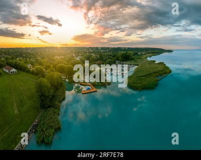 Vue aérienne de l'extrémité nord du lac Balaton en Hongrie. Cet endroit est à Balatonfuzfo ville. Il y a un petit port de plaisance et fantastique lever du soleil l Banque D'Images