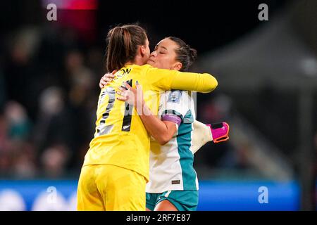 Dunedin, Nouvelle-Zélande. 30 juillet 2023. La gardienne Victoria Esson (21 Nouvelle-Zélande) et Ali Riley (7 Nouvelle-Zélande) semblent déprimées et déçues après leur sortie du tournoi lors du match de football de la coupe du monde féminine FIFA 2023 entre la Suisse et la Nouvelle-Zélande au Dunedin Stadium de Dunedin, Nouvelle-Zélande. (Photo : Daniela Porcelli/Sports Press photo/C - - Alamy) crédit : SPP Sport Press photo. /Alamy Live News Banque D'Images