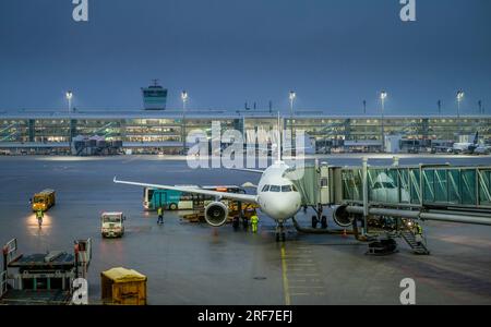 Flugzeug, Rollfeld, Flughafen München Franz Josef Strauß, München, Allemagne Banque D'Images