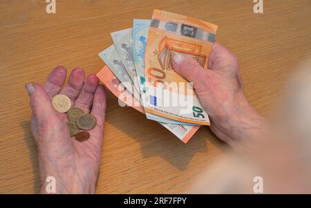 Alte Frau zählt Geld - modèle sorti Banque D'Images