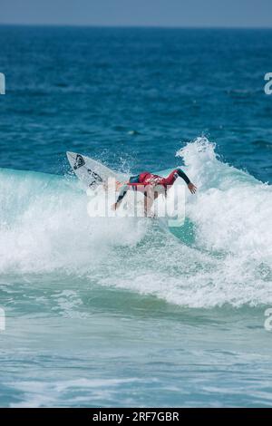 Adolescents garçons et filles surfant dans une compétition junior à Newcastle NSW Australie Banque D'Images