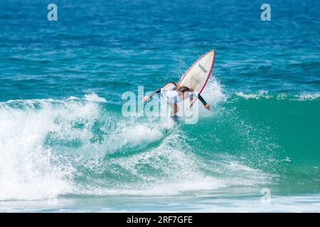 Adolescents garçons et filles surfant dans une compétition junior à Newcastle NSW Australie Banque D'Images