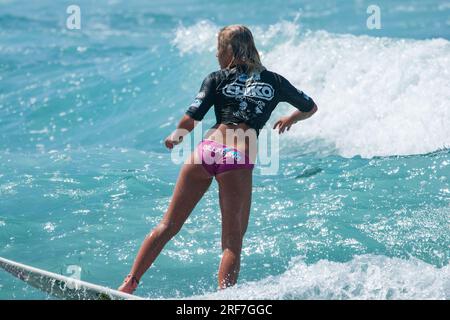 Adolescents garçons et filles surfant dans une compétition junior à Newcastle NSW Australie Banque D'Images