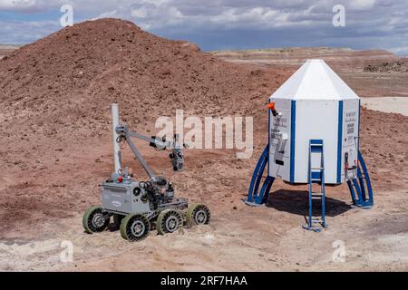 Le Rover Mars de l'Université de Binghamton approche du Mars Lander dans le défi Rover de l'Université. Mars Desert Research Station, Utah. Banque D'Images