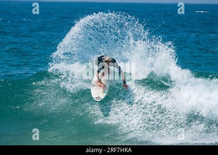 Adolescents garçons et filles surfant dans une compétition junior à Newcastle NSW Australie Banque D'Images