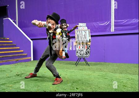 Édimbourg, Écosse, Royaume-Uni. 1 août 2023. Edinburgh Fringe : Mario The Maker Magician présente un spectacle familial plein de magie originale, de robots faits main et de slapstick moderne. Mario apporte son spectacle à Édimbourg pour la toute première fois. Comme on le voit sur Sesame Street, Universal Kids, et en direct en tournée avec David Blaine. Un aperçu de l'émission, présenté à The Underbelly, George Square, salle 300, à partir du 2 août Crédit : Craig Brown/Alamy Live News Banque D'Images