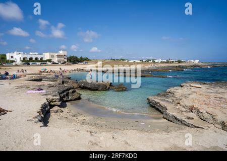 Plage à Torre Santa Sabina, Carovigno, Pouilles, Italie, Europe Banque D'Images