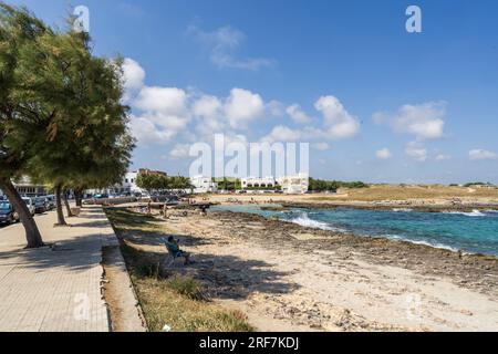 Plage à Torre Santa Sabina, Carovigno, Pouilles, Italie, Europe Banque D'Images