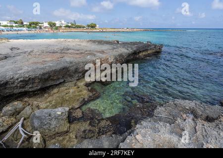 Plage à Torre Santa Sabina, Carovigno, Pouilles, Italie, Europe Banque D'Images