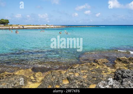 Plage à Torre Santa Sabina, Carovigno, Pouilles, Italie, Europe Banque D'Images