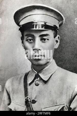 Portrait de Zhou Enlai (ou Chou en-Lai (en Lai) ou Tcheou Ngen-lai (NGen lai) ou Chu en Lai) (1898-1976) en uniforme, de 1924 a 1926, il est le President du Comite des provinces de Guang Dong et Guang Xi. Photographie, in 'la vie de Zhou en Lai', Shanghai, 1977. Banque D'Images