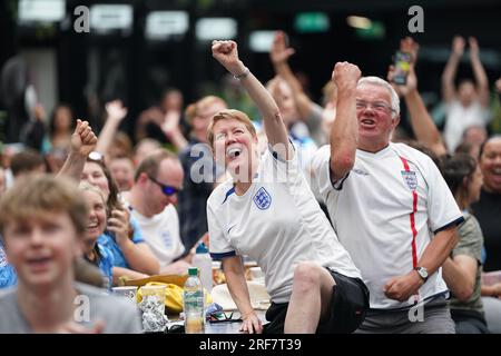 Les supporters anglais célèbrent le 4e but en regardant la projection du match de groupe D de la coupe du monde féminine de la FIFA 2023 entre l'Angleterre et la Chine au BOXPARK Croydon, Londres. Date de la photo : mardi 1 août 2023. Banque D'Images