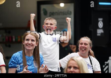 Les supporters anglais célèbrent le 4e but en regardant la projection du match de groupe D de la coupe du monde féminine de la FIFA 2023 entre l'Angleterre et la Chine au BOXPARK Croydon, Londres. Date de la photo : mardi 1 août 2023. Banque D'Images