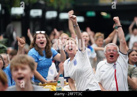 Les supporters anglais célèbrent le 4e but en regardant la projection du match de groupe D de la coupe du monde féminine de la FIFA 2023 entre l'Angleterre et la Chine au BOXPARK Croydon, Londres. Date de la photo : mardi 1 août 2023. Banque D'Images