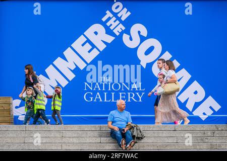 Londres, Royaume-Uni. 1 août 2023. Summer on the Square revient à la Galerie nationale pour 2023, travaillant avec une variété d'artistes et de praticiens créatifs qui ont un objectif commun de créer des activités artistiques, de design et de jeu dirigées par des enfants. Avec huit ateliers organisés sur quatre semaines d’août, les sessions sont gratuites, ouvertes à tous les âges et capacités. Il est soutenu par et fait partie du programme Inside Out du Conseil municipal de Westminster et se déroule du 1-28 au 4 août 2023, de 11h à 1h et de 2h àH. Crédit : Guy Bell/Alamy Live News Banque D'Images