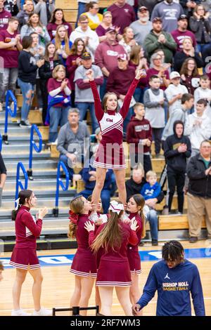 Les cheerleaders de Central Noble High School se produisent devant leurs fans lors d'un match de basket-ball de lycée IHSAA à North Judson, Indiana, États-Unis. Banque D'Images