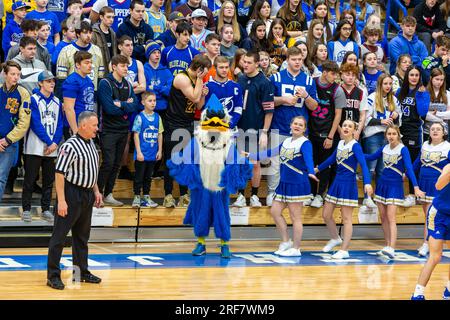 Un officiel se tient près des cheerleaders et de la mascotte du North Judson High School de San Pierre devant le bloc d'acclamations lors d'un match dans l'Indiana, aux États-Unis Banque D'Images