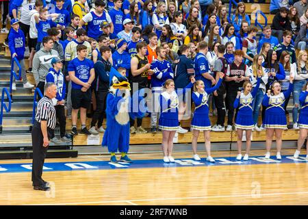 Un officiel, les cheerleaders de North Judson San Pierre High School, leur bloc de joie et leur mascotte regardent un match à North Judson, Indiana, USA. Banque D'Images