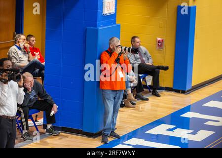 Un photographe de Leverage Photography prend une photo lors d'un match de basket-ball à North Judson San Pierre High School à North Judson, Indiana, États-Unis. Banque D'Images