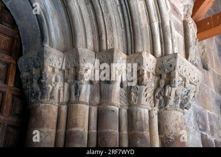 Chapitres du portail principal de l'église de San Esteban, Pineda de la Sierra, Espagne. San Esteban, Pineda de la Sierra, Espagne. L'église de San Esteban Banque D'Images