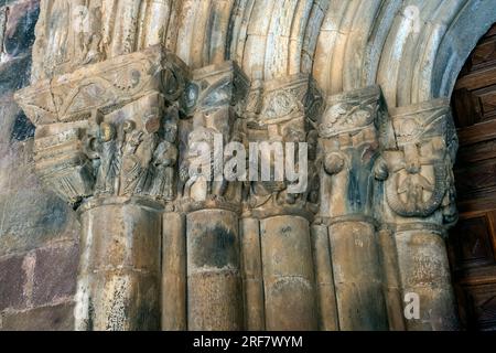 Chapitres du portail principal de l'église de San Esteban, Pineda de la Sierra, Espagne. San Esteban, Pineda de la Sierra, Espagne. L'église de San Esteban Banque D'Images