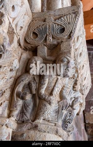 Chapitres du portail principal de l'église de San Esteban, Pineda de la Sierra, Espagne. San Esteban, Pineda de la Sierra, Espagne. L'église de San Esteban Banque D'Images