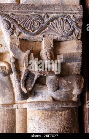 Chapitres du portail principal de l'église de San Esteban, Pineda de la Sierra, Espagne. San Esteban, Pineda de la Sierra, Espagne. L'église de San Esteban Banque D'Images