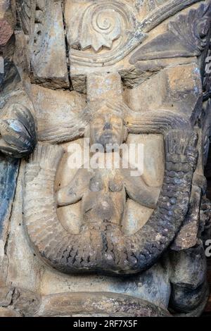 Chapitres du portail principal de l'église de San Esteban, Pineda de la Sierra, Espagne. San Esteban, Pineda de la Sierra, Espagne. L'église de San Esteban Banque D'Images