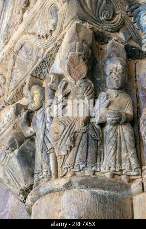 Chapitres du portail principal de l'église de San Esteban, Pineda de la Sierra, Espagne. San Esteban, Pineda de la Sierra, Espagne. L'église de San Esteban Banque D'Images