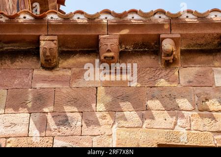 Corbeaux décorés d'une église romane de San Esteban, Pineda de la Sierra, Espagne. L'église de San Esteban Protomártir est remarquable roman c Banque D'Images