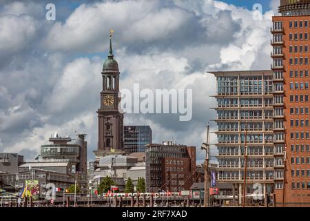 Sandtorhöft au port avec vue sur Michel et Baumwall de Hambourg Banque D'Images