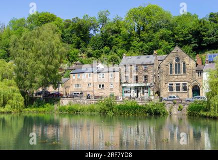 Cromford Mill Pond Cromford Derbyshire Scarthin librairie et café sur la Promenade Cromford Derbyshire Dales Derbyshire Angleterre GB Banque D'Images