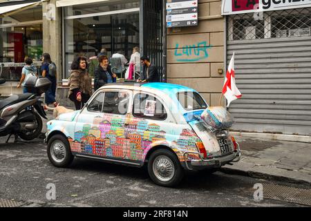 500 Fiat voiture ancienne peinte par l'artiste génois Angelo Gnecco et garée dans la rue centrale via San Lorenzo, Gênes, Ligurie, Italie Banque D'Images