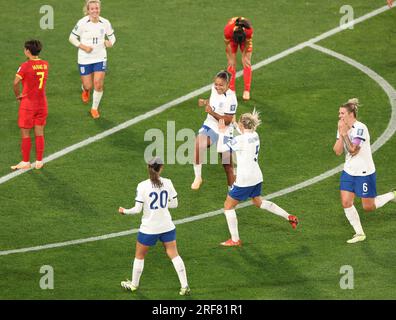 Adélaïde, Australie. 1 août 2023. L'anglaise Lauren James (4e R) célèbre un but qui est plus tard refusé par l'arbitre Casey Reibelt après avoir vérifié le VAR lors du match du groupe D entre la Chine et l'Angleterre à la coupe du monde féminine de la FIFA 2023 à Adélaïde, Australie, le 1 août 2023. Crédit : Ding Xu/Xinhua/Alamy Live News Banque D'Images