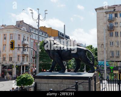 Statue du Lion devant le palais de justice de Sofia (Sadebna Palata, ou Palais de Justice) dans la ville de Sofia, Bulgarie. 01 août 2023. Banque D'Images