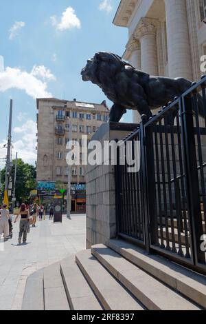 Statue du Lion devant le palais de justice de Sofia (Sadebna Palata, ou Palais de Justice) dans la ville de Sofia, Bulgarie. 01 août 2023. Banque D'Images