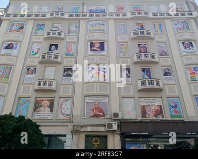 Citations de personnes célèbres avec une photographie de la personne sur le côté d'un bâtiment dans la ville de Sofia, Bulgarie. 01 août 2023. Banque D'Images