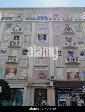 Citations de personnes célèbres avec une photographie de la personne sur le côté d'un bâtiment dans la ville de Sofia, Bulgarie. 01 août 2023. Banque D'Images