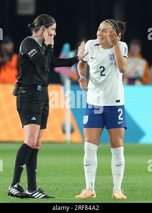 Adélaïde, Australie. 1 août 2023. L'anglaise Lucy Bronze (R) s'entretient avec l'arbitre Casey Reibelt lors du match du groupe D entre la Chine et l'Angleterre lors de la coupe du monde féminine de la FIFA 2023 à Adélaïde, Australie, le 1 août 2023. Crédit : Ding Ting/Xinhua/Alamy Live News Banque D'Images