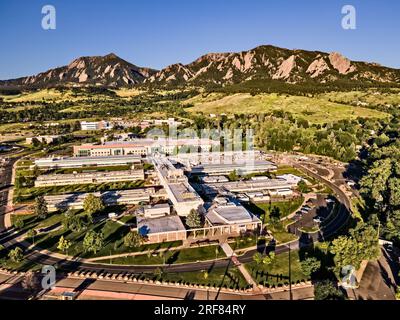 Drone Shot des Boulder Flatirons et du campus du NIST Banque D'Images