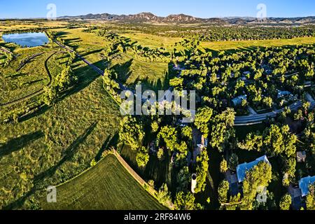 Drone Shot of the Boulder Flatirons inclut une vue de tout Suuth Boulder Colorado Banque D'Images