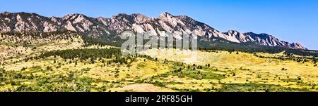 Les Flatirons de South Boulder, vus depuis la tête du sentier Eldorado Spring. Drone tiré d'en haut. Banque D'Images