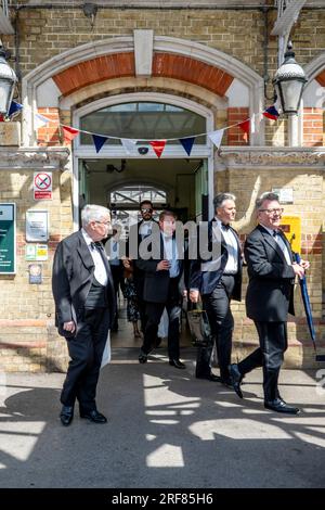 Les fans d'opéra arrivent à la gare de Lewes de Londres en route vers Glyndebourne Opera House, Lewes, East Sussex, Royaume-Uni. Banque D'Images