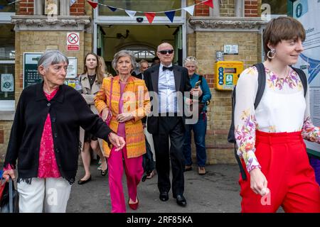 Les fans d'opéra arrivent à la gare de Lewes de Londres en route vers Glyndebourne Opera House, Lewes, East Sussex, Royaume-Uni. Banque D'Images