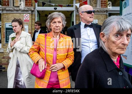 Les fans d'opéra arrivent à la gare de Lewes de Londres en route vers Glyndebourne Opera House, Lewes, East Sussex, Royaume-Uni. Banque D'Images