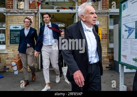 Les fans d'opéra arrivent à la gare de Lewes de Londres en route vers Glyndebourne Opera House, Lewes, East Sussex, Royaume-Uni. Banque D'Images