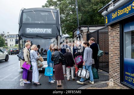 Les fans d'opéra montent à bord d'Un bus pour Glyndebourne Opera House, Lewes, East Sussex, Royaume-Uni. Banque D'Images